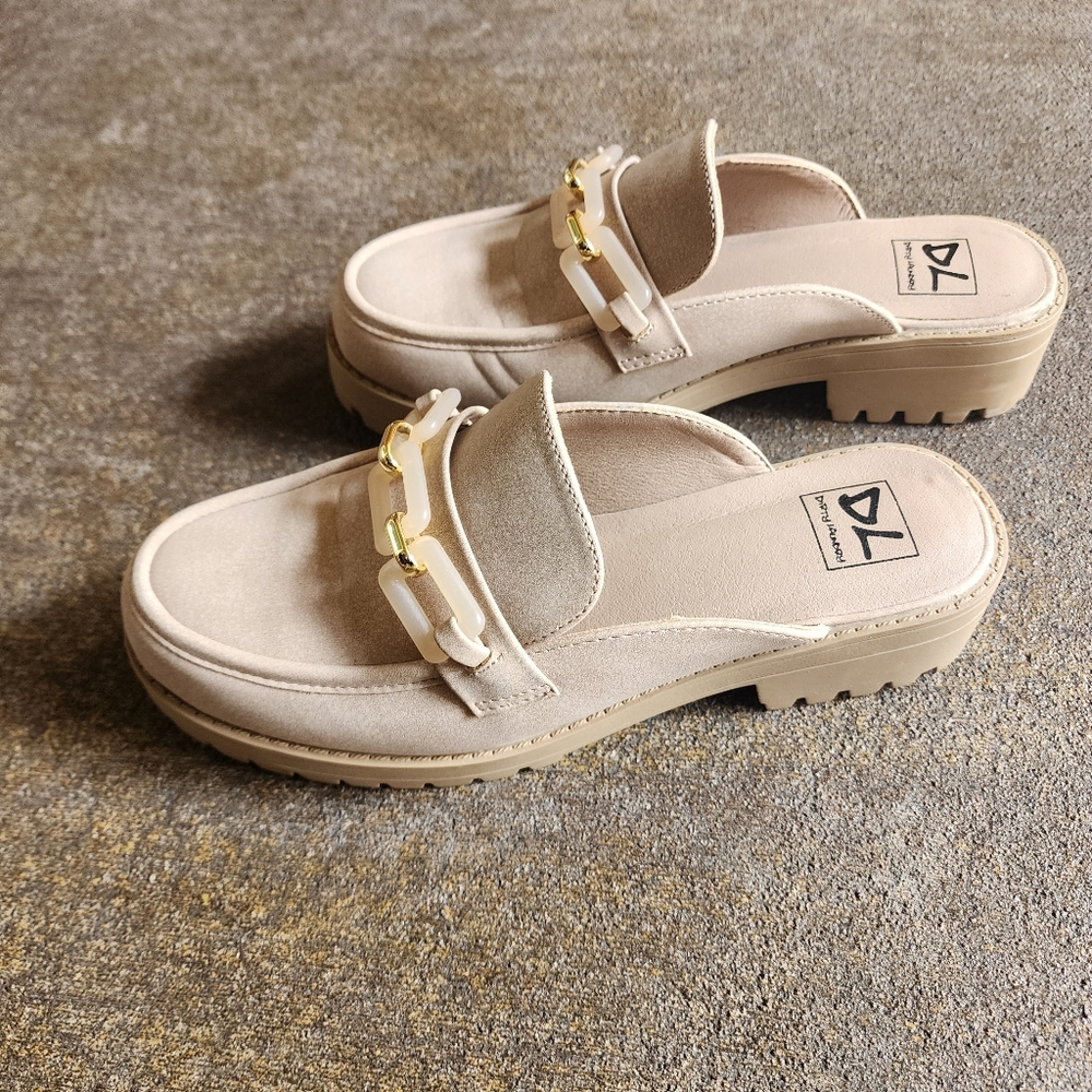 Dirty Laundry tan loafers with chain detail